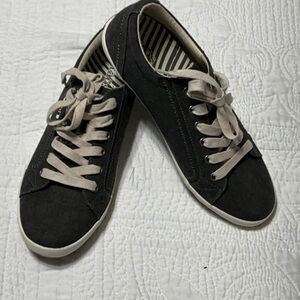 EUC Taos Star BLACK Canvas Tie Sneakers Size 9.5